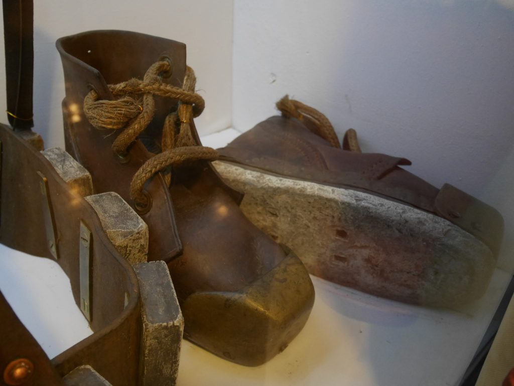 Des chaussures de plongée, chacune pèse 10 kg