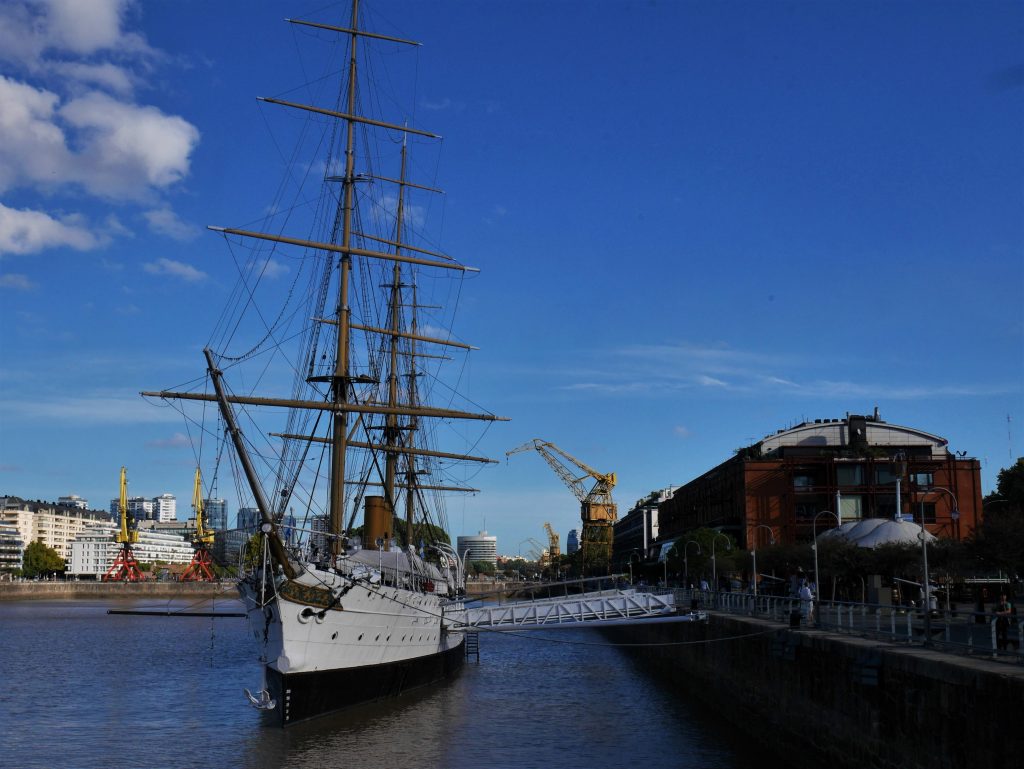Le bateau vu du pont de la femme