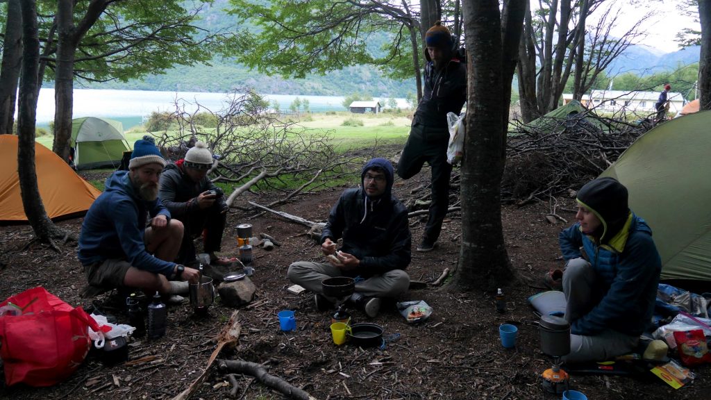 Au camping, cure de thé pour se réchauffer
