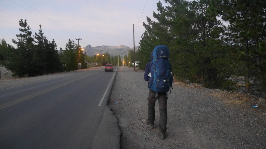 Départ matinal, sac sur le dos