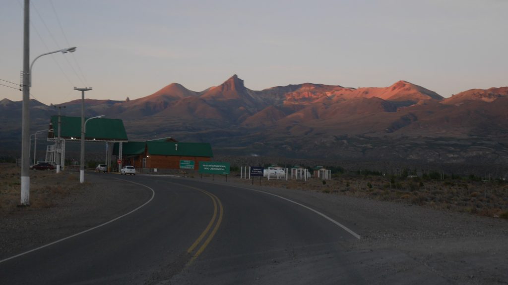 Premier objectif de la journée : atteindre le poste frontière avant 8h
