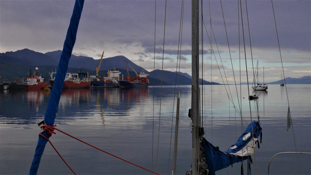 Bateau à voile et à moteurs