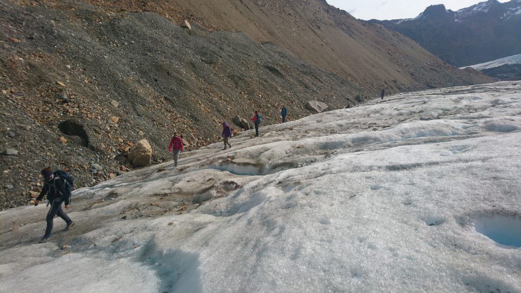 En file indienne sur le glacier