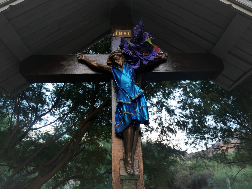 Le Christ en robe, pour la Semaine Sainte ?