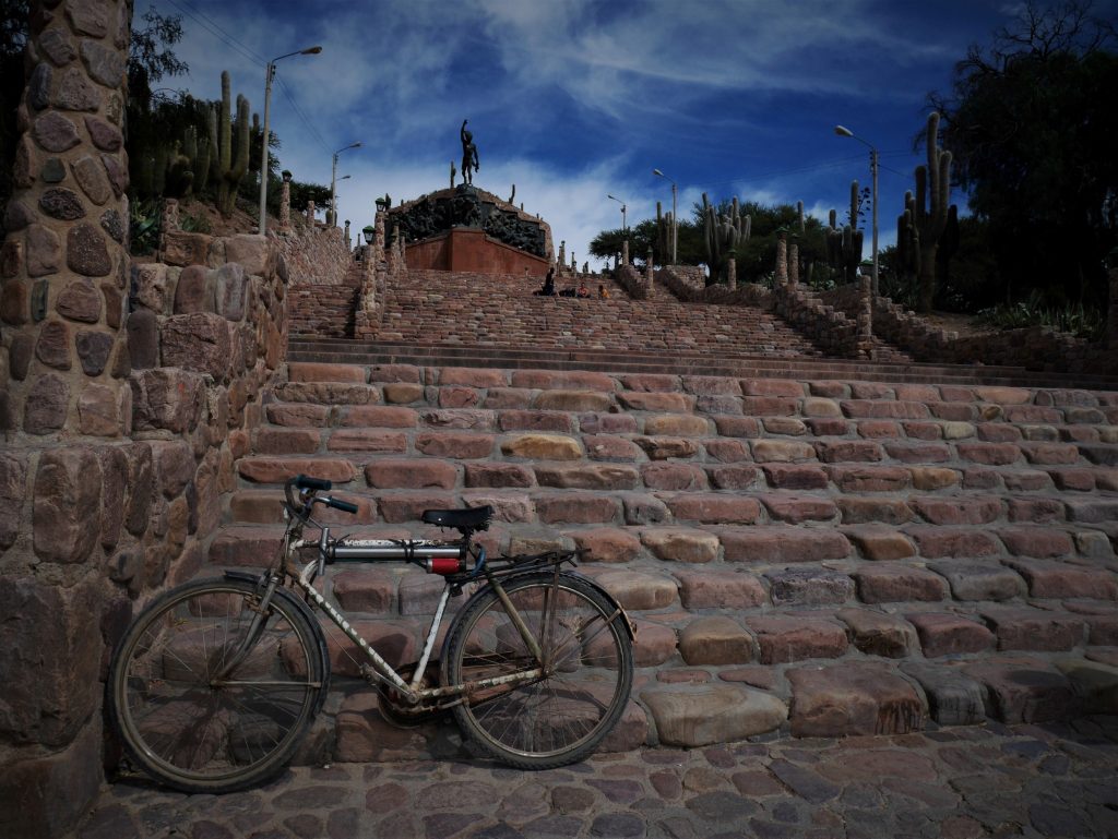 L'escalier menant au monument de l'indépendance"
              width="640
