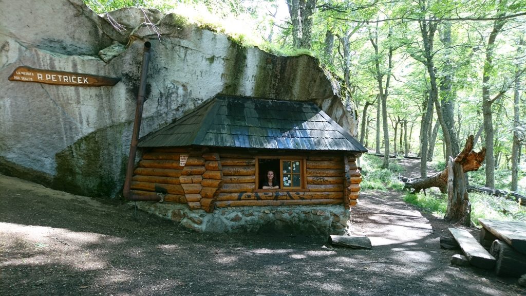 Un premier refuge sous un rocher