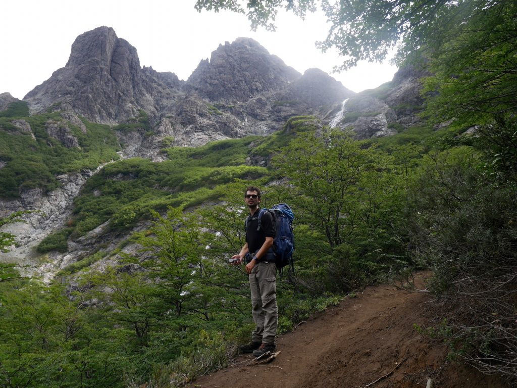 Thomas devant une cascade
