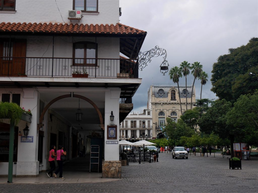 Vers la place principale