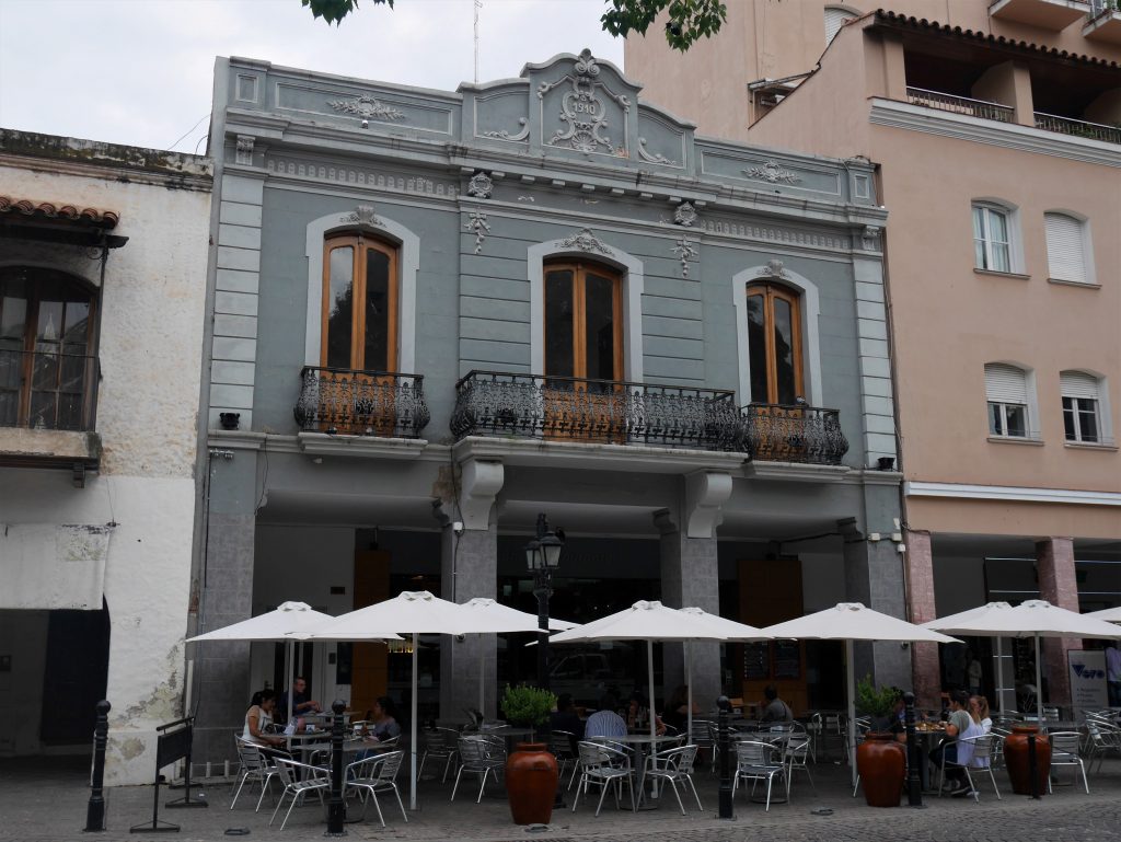 Un des cafés de la place principale