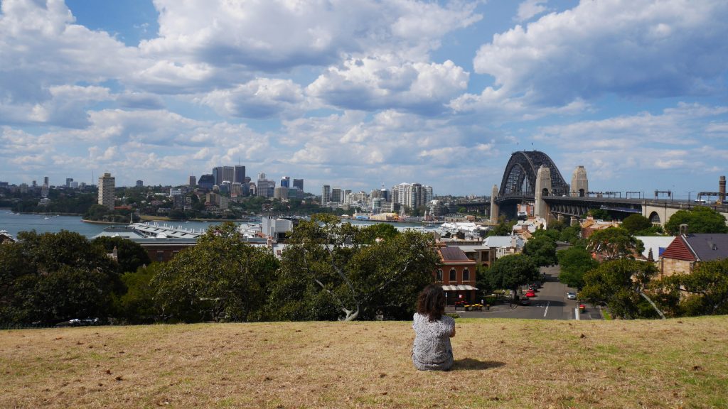 Irène contemple The Rocks et le Harbour Bridge