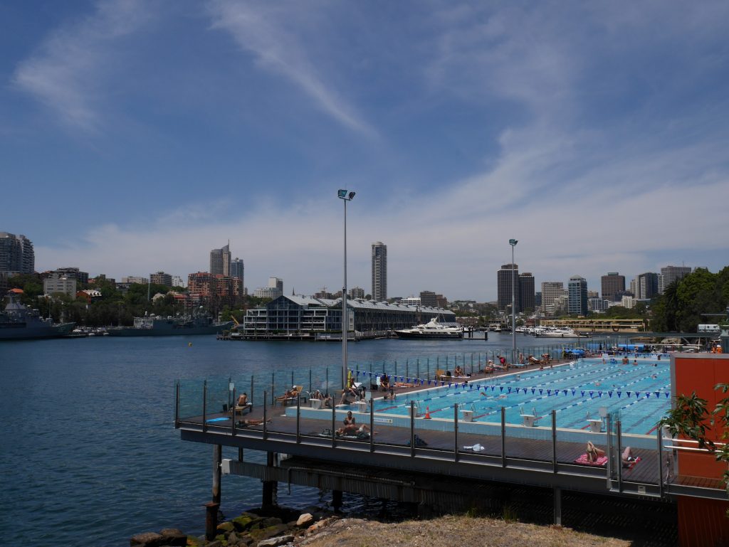 Une piscine avec vue sur mer