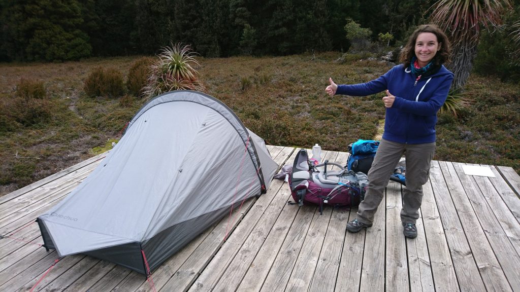 Voilà une tente bien harnachée