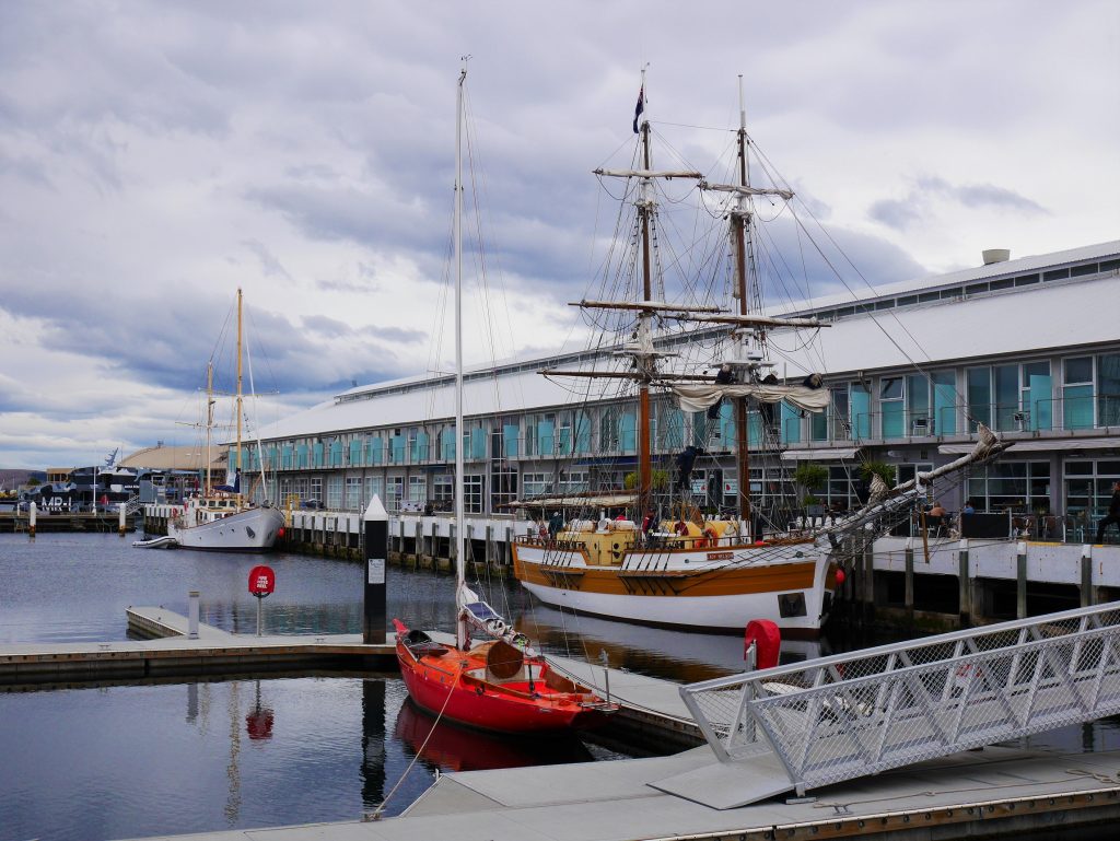 Un beau navire dans le port dHobart