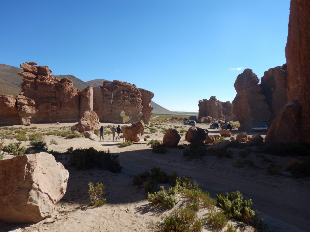 Camille nous regarde partir au loin