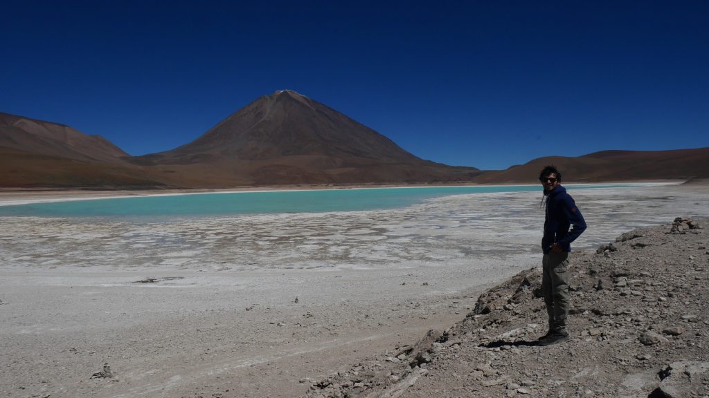 Thomas devant la Laguna Verde et le volcan
