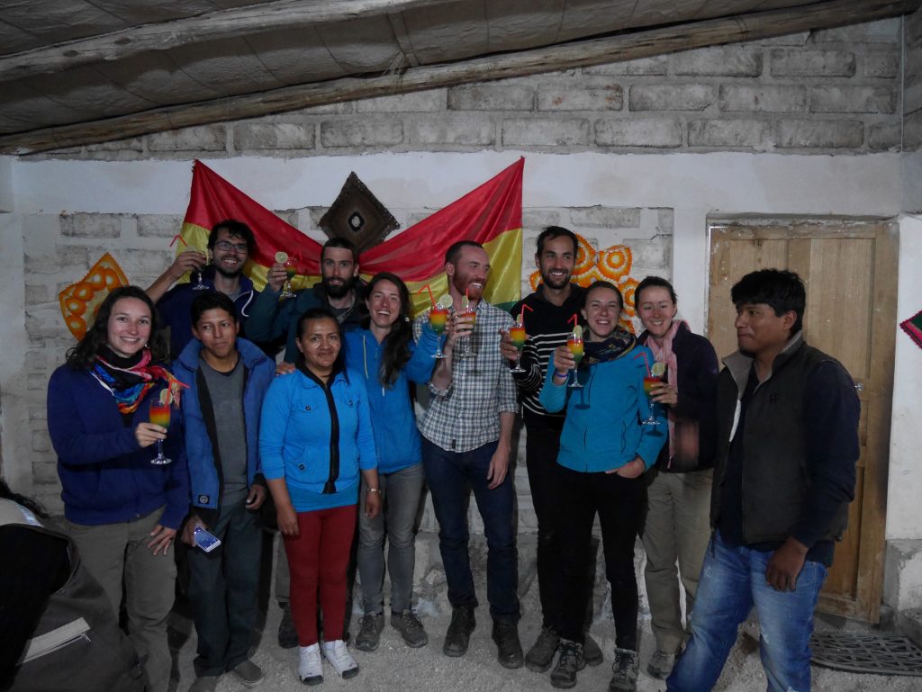 Tout le groupe : les 8 touristes, 2 chauffeurs et la cuisinière