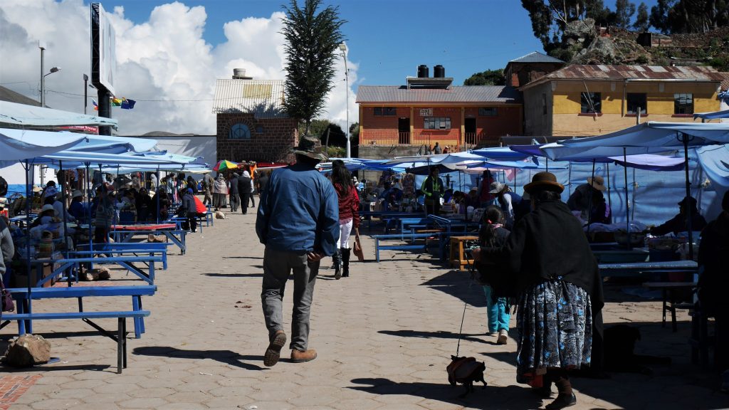 Sur le petit port animé