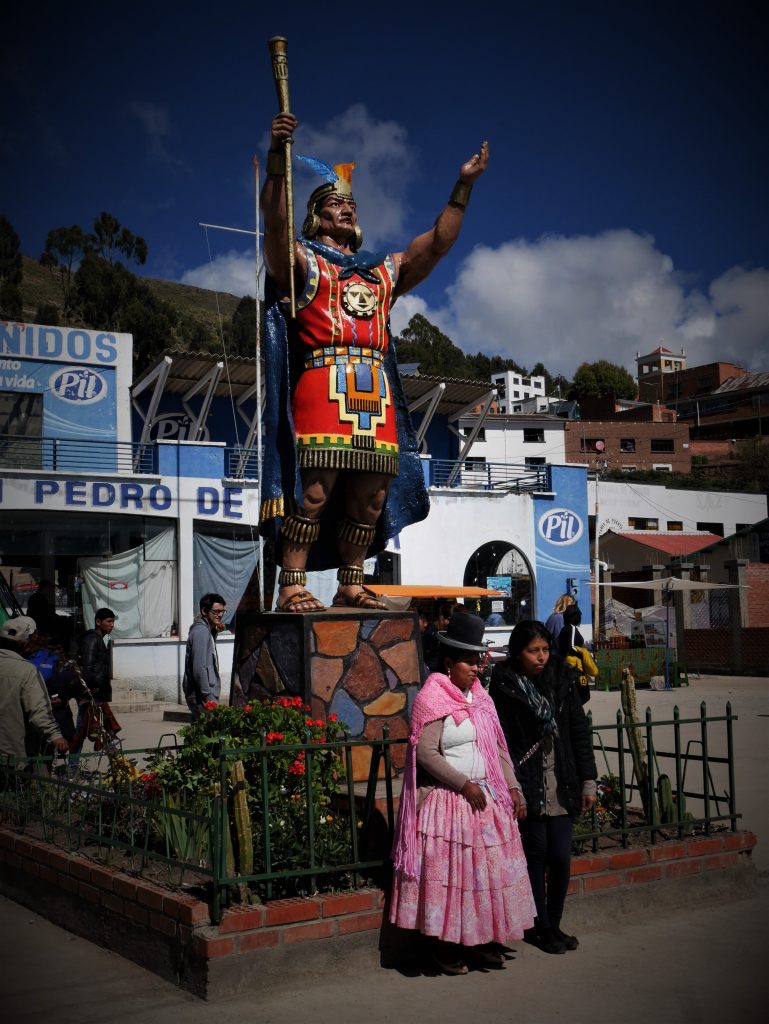 Sur la place de San Pedro de Tiquina