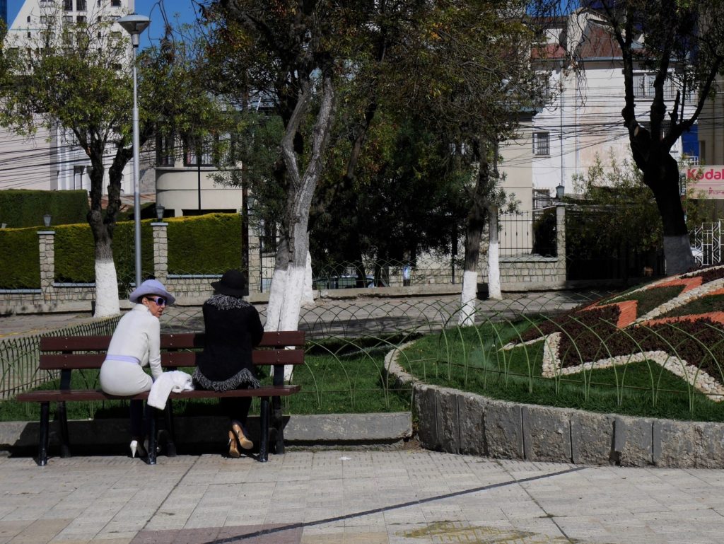 Une drôle de façon de s'asseoir ! 