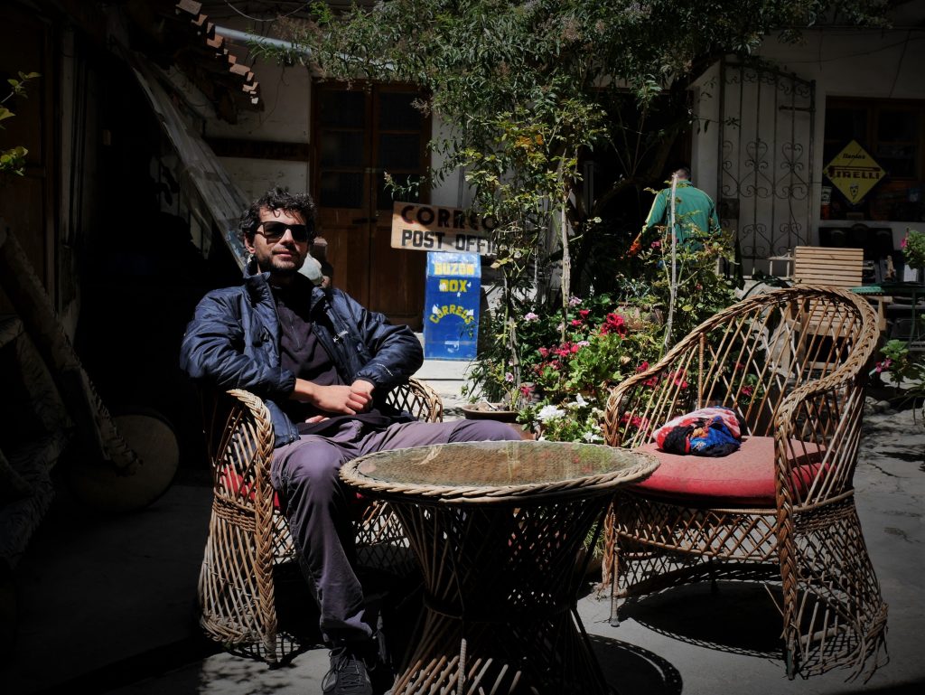 Pause café après une nuit en pointillé