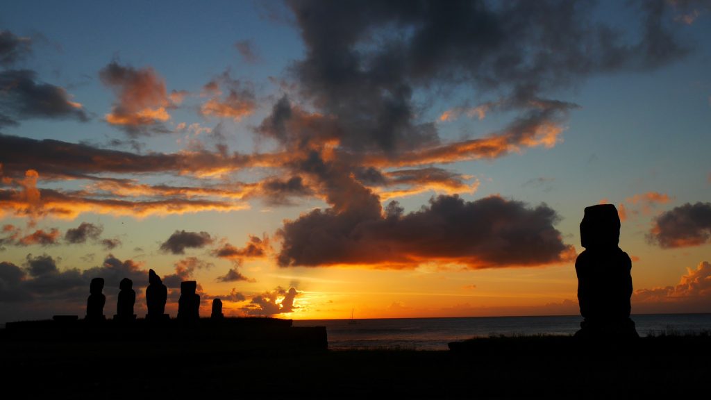 Les Moai de Tahai au soleil couchant