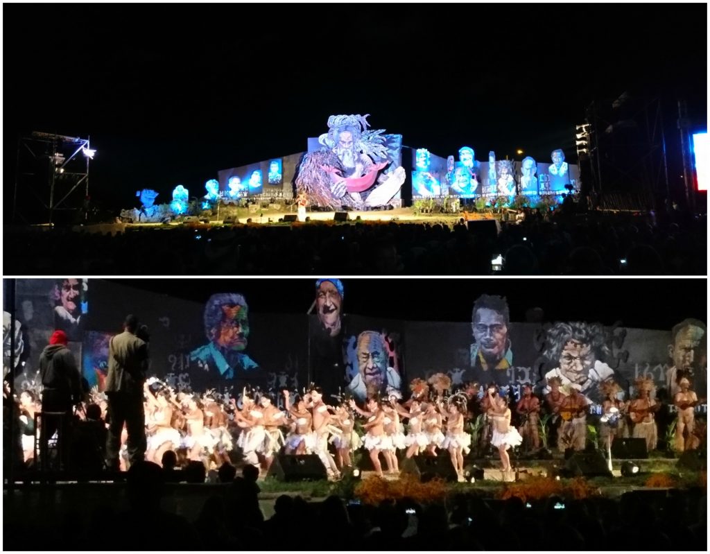 La scène du festival et les danseurs