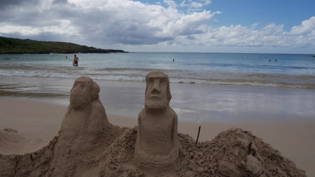 Sur la plage d'Anakena