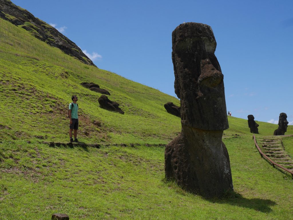 Thomas face au Moai