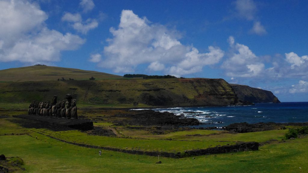 Le site d'Ahu Tongariki vu de Rano Raraku