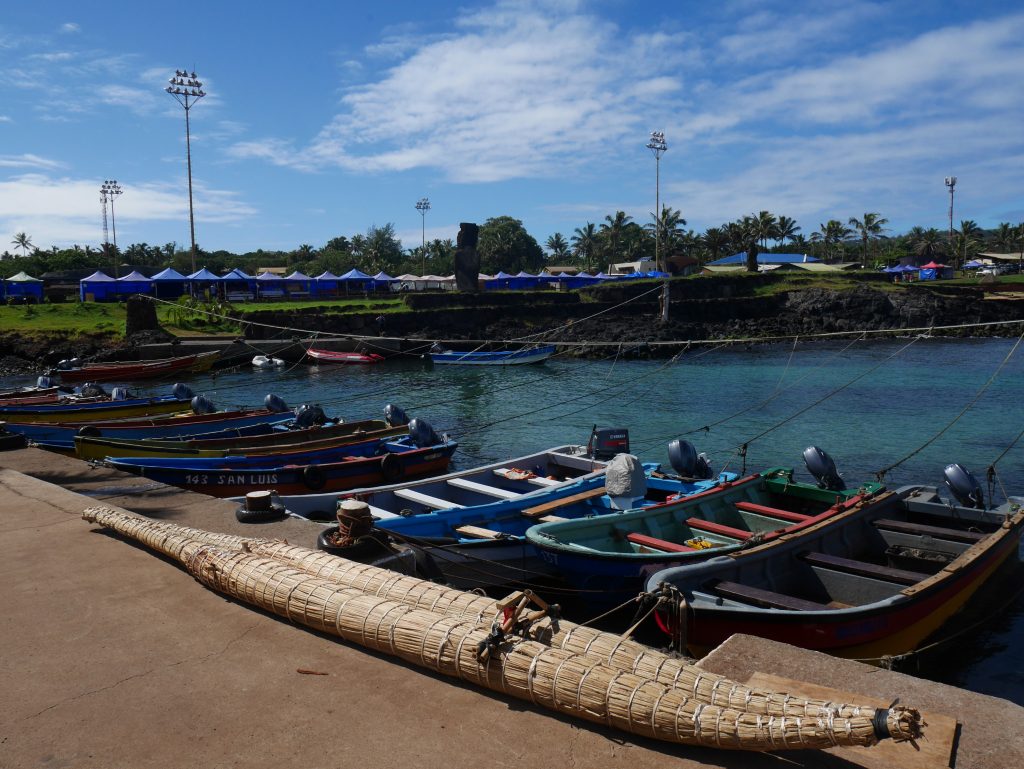 Le port et l'embarcation traditionnelle en feuille de bananier au premier plan