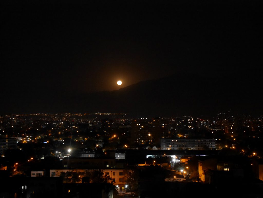 Levée de lune sur la ville
