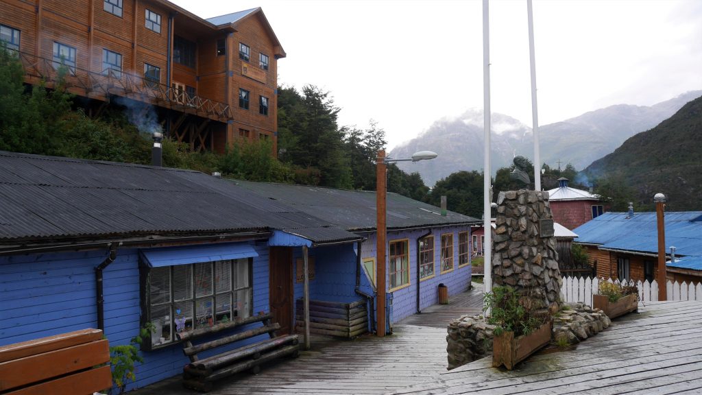 L'école et un des bâtiments administratifs