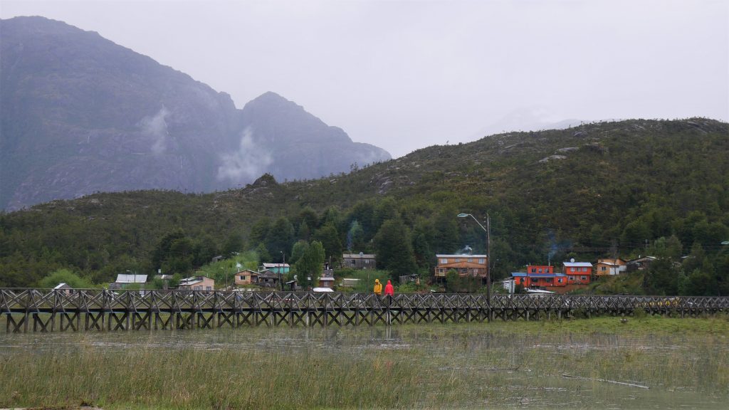 Les pilotis qui mènent à la plage