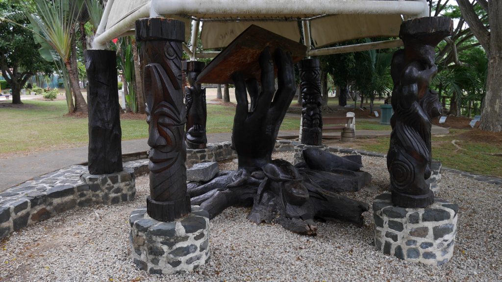 Une sculpture à La Foa