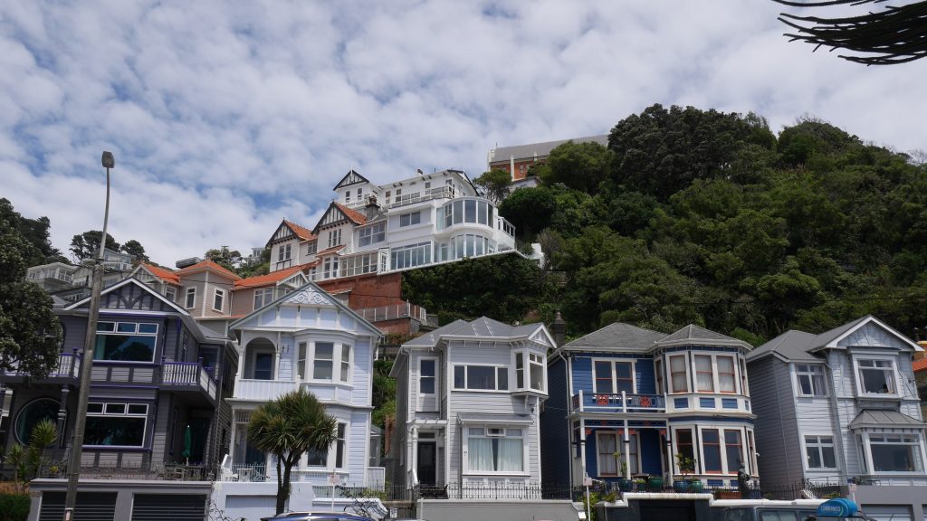 Maisons au pied de la plage, en ville