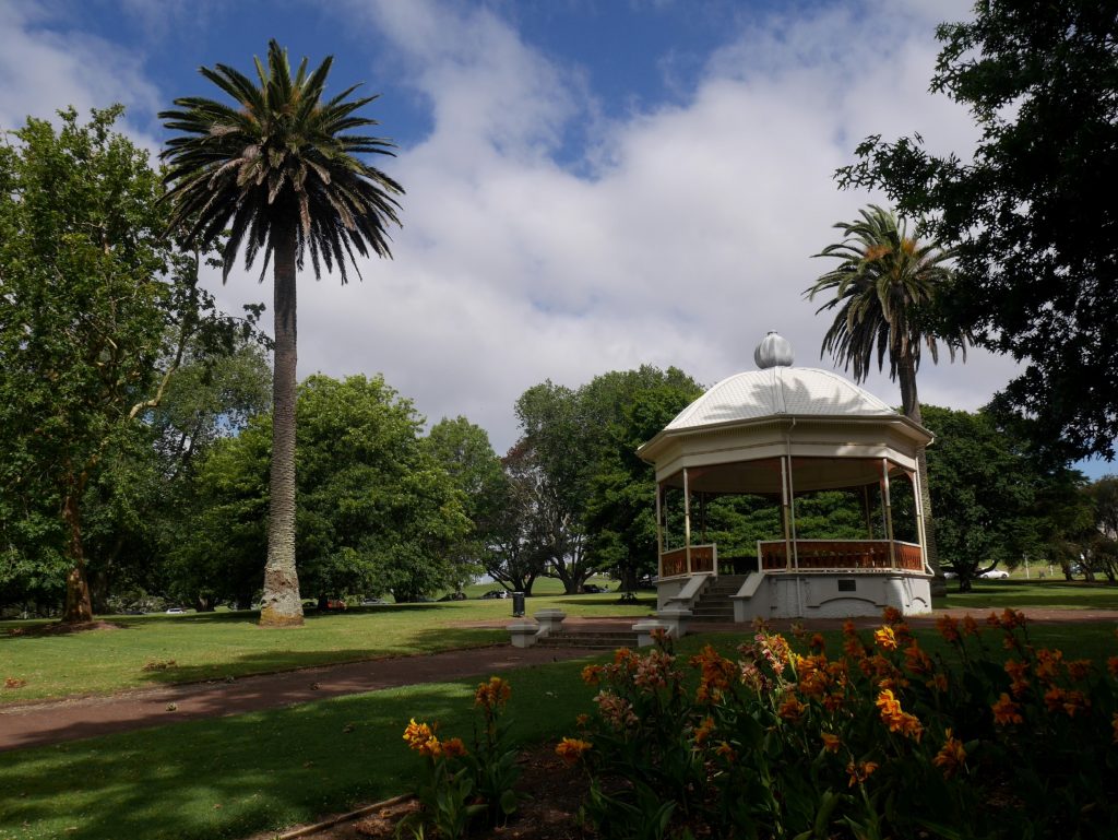 Un des kiosques près du musée