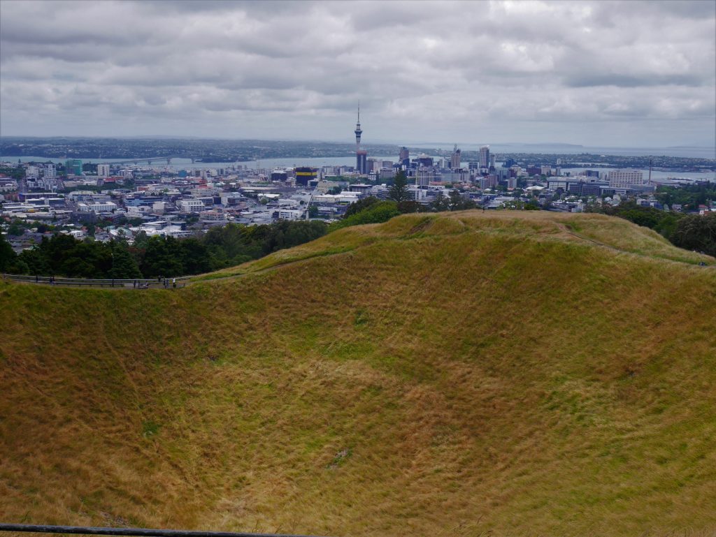 Vue sur Auckland depuis le mont Eden et son cratère