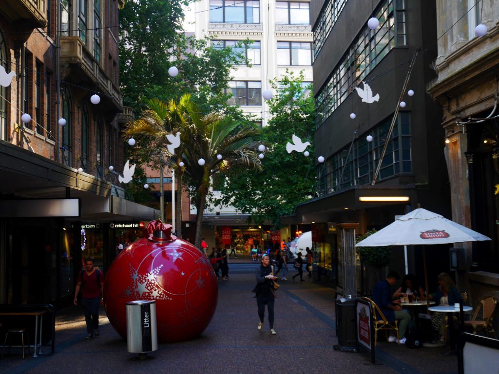Une des rues encore décorée pour Noël