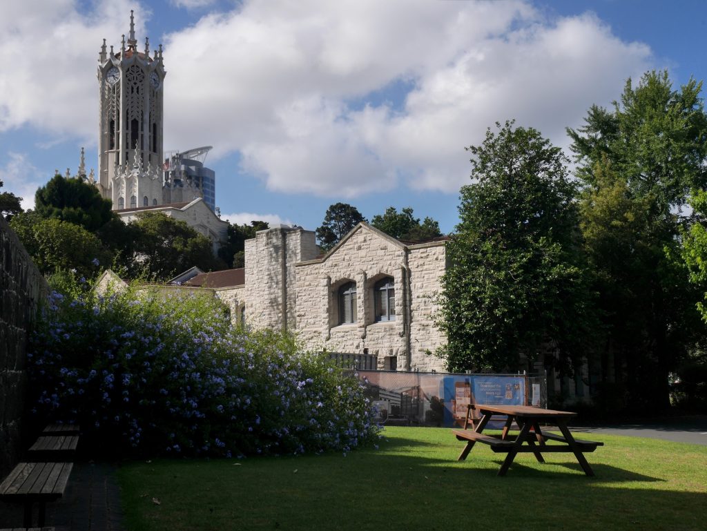 La tour de l'horloge de l'université" width="640