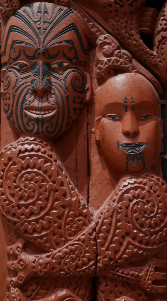 Détail des sculptures Maori