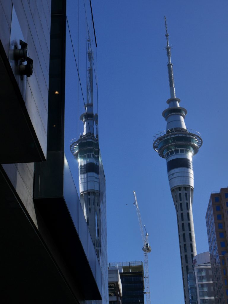 Reflet de la tour télévision, la plus haute de l'hémisphère sud