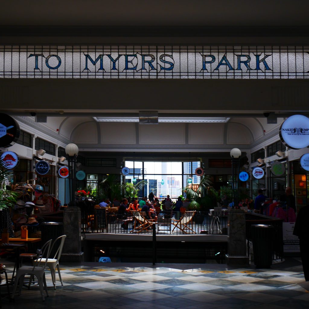 Un des 'food courts' de la ville