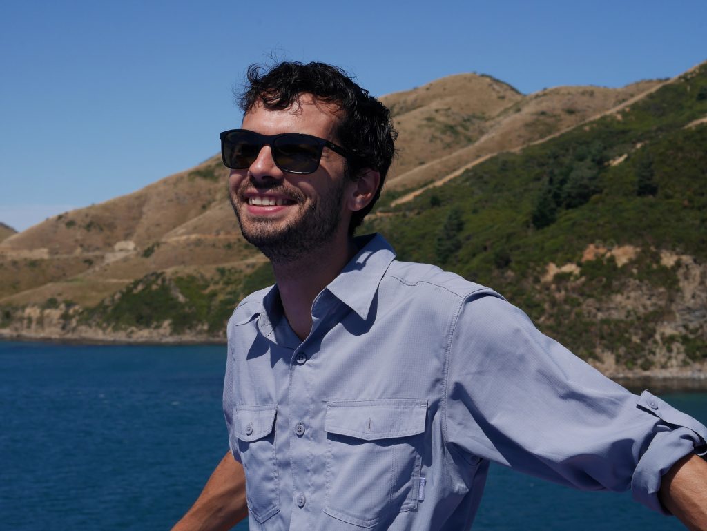 Un beau gosse devant un rivage contrasté