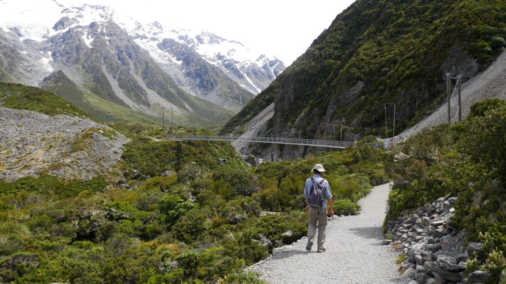 Thomas marchant vers un des ponts suspendus