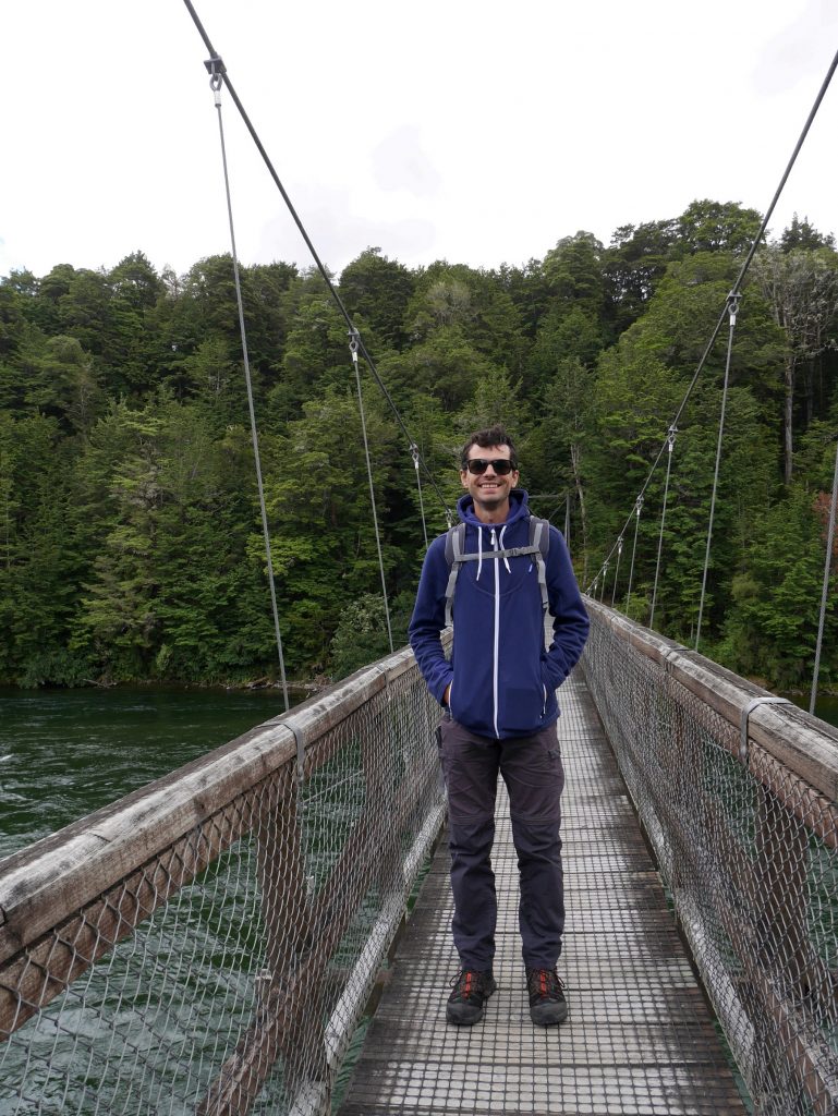 Thomas sur le pont suspendu