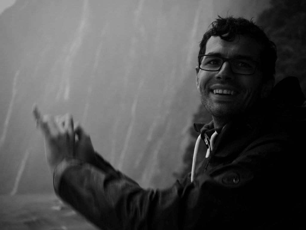 Thomas devant les cascades