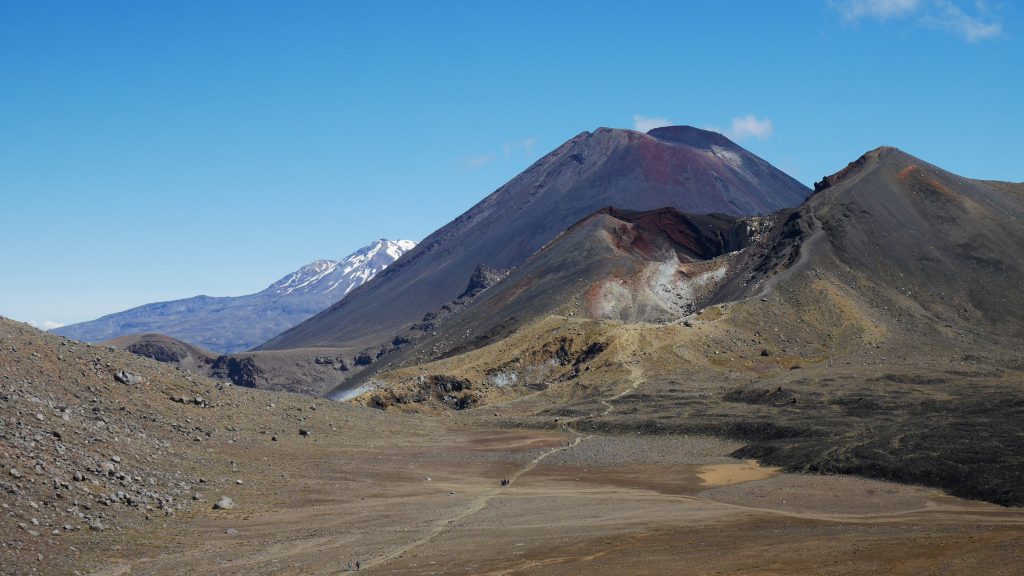 On s'éloigne à reculons