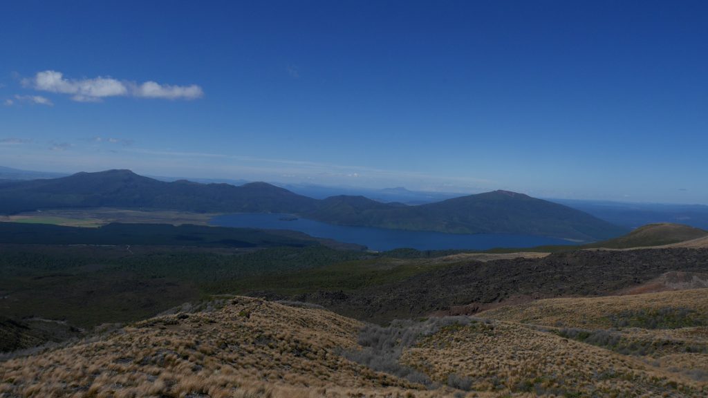 Le lac Taupo au loin
