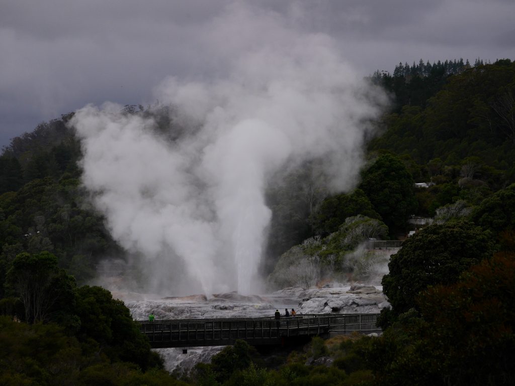 Les deux geysers de loin