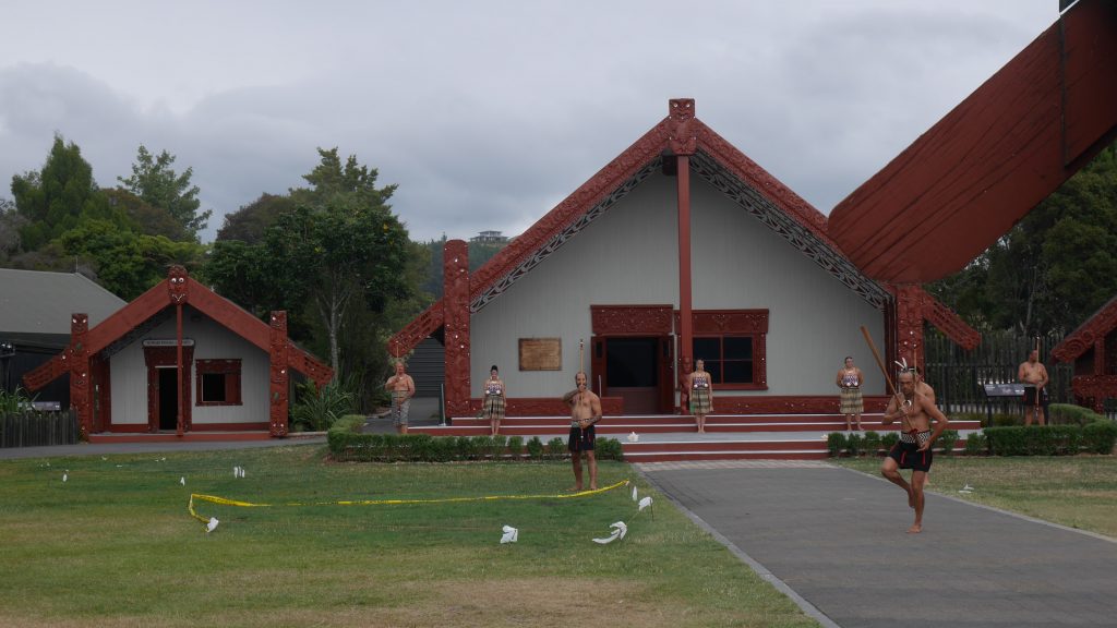 Début du spectacle, devant la maison commune